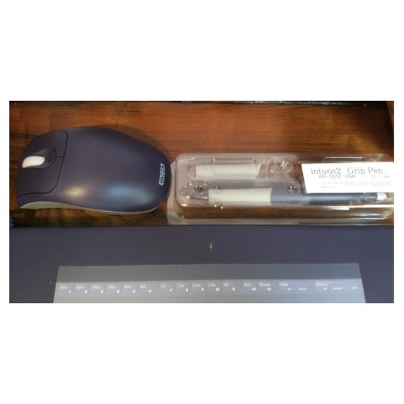Wacom Intuos 2 USB 6x8 Graphics Drawing Tablet XD-0608-U w/ Pen and 2D Mouse - Picture 4 of 5